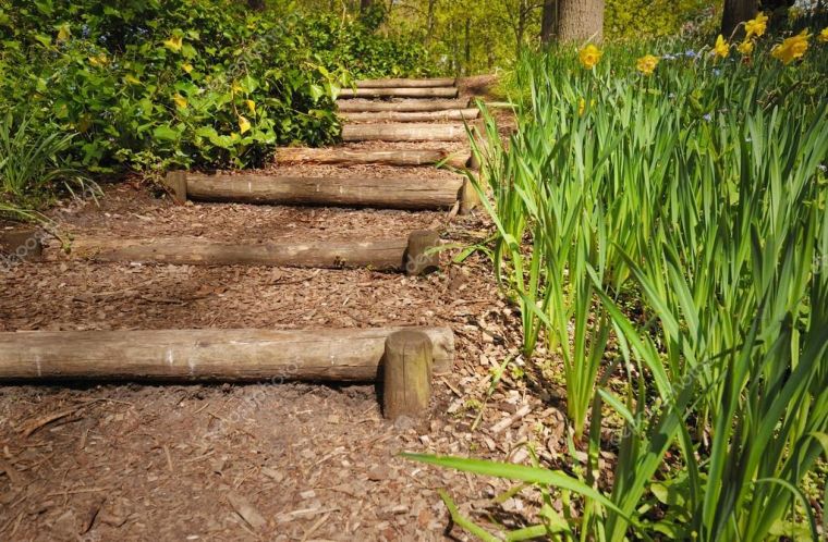 jardin-en-pente-amenagement-terrain-exterieur-escalier-bois