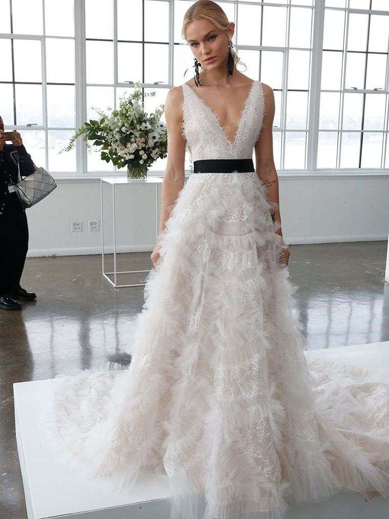 robe de mariée 2018 decollete-v-ruban-noir-couleur-blanche