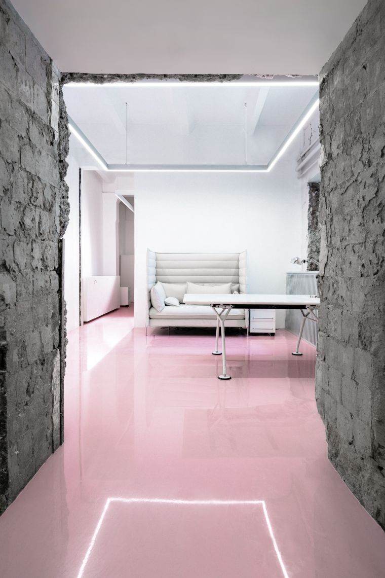 sol-epoxy-resine-couleur-rose-pale-photo-couloir-moderne