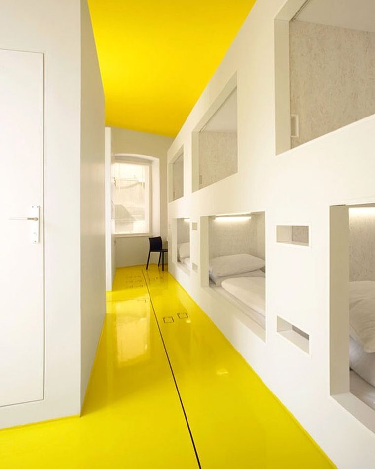 sol-epoxy-resine-jaune-couloir-idee-deco-maison-interieur-moderne