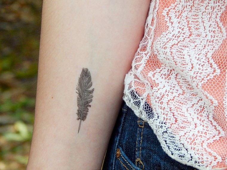 idée tatouage plume tatouage femme bras