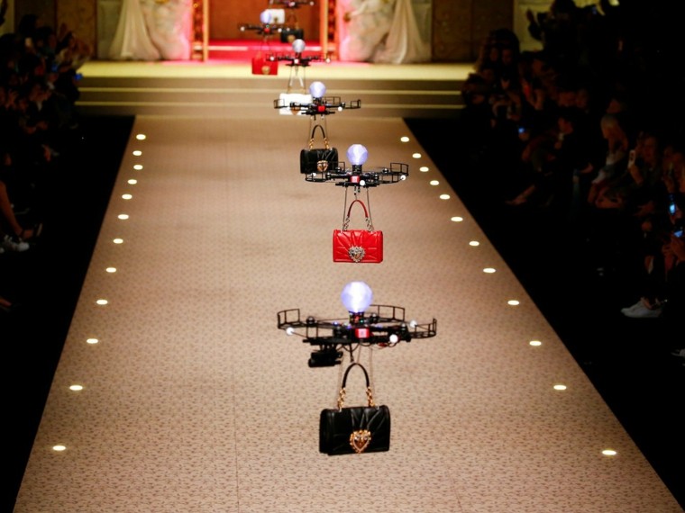 Fashion week Milan 2018 drones-flottant-portant-sacs-main-dolce-gabbana