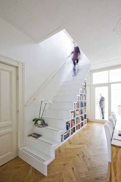 amenagement-escalier-moderne-rangement-gain-de-place-bibliotheque