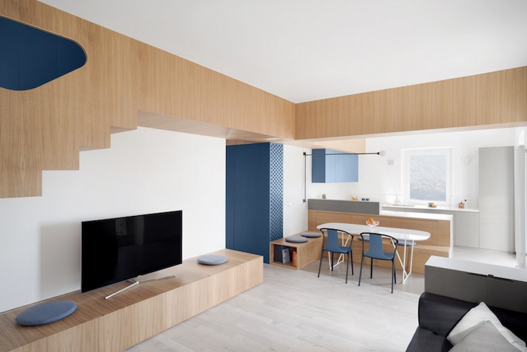 appartement rénové maison bois escalier banc bois cuisine ouverte