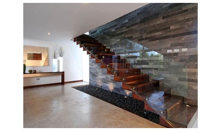 escalier-bois-moderne-mur-pierre-garde-corps-verre