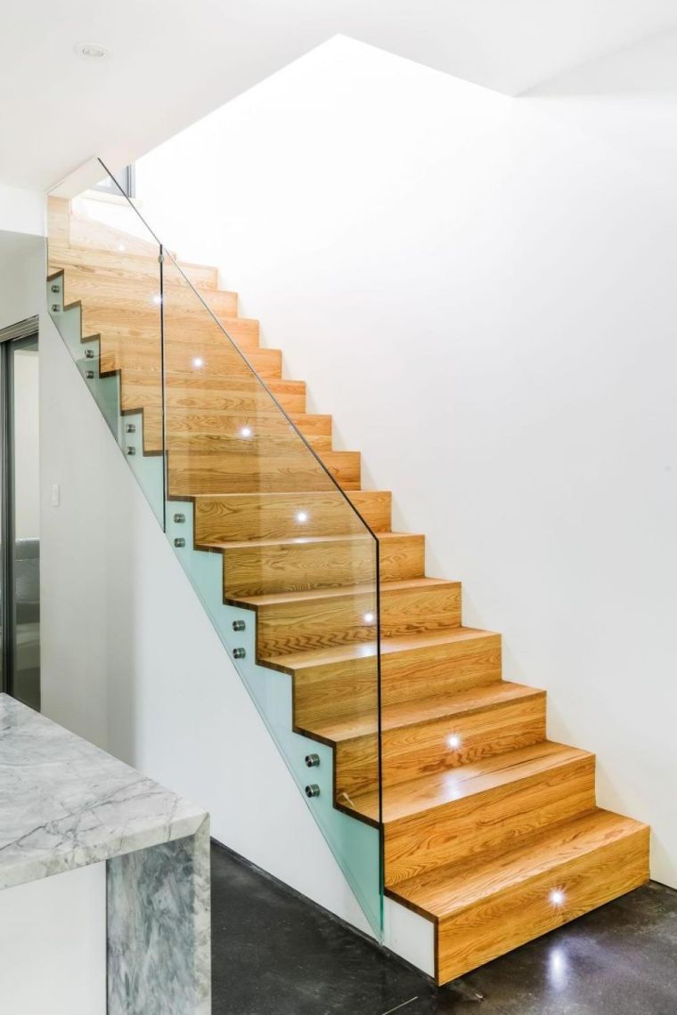 escalier-interieur-design-moderne-marches-bois-verre