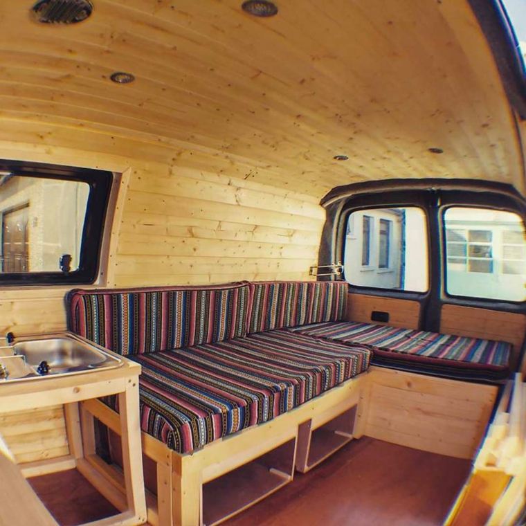 fourgon aménagé campervan-canape-lit