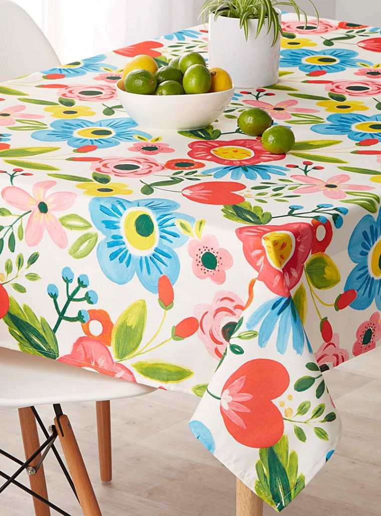 idee-decoration-de-table-printemps-motif-floral