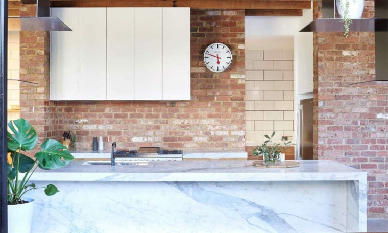 maison en Australie Park-House-studio-tenfiftyfive-cuisine-briques-marbre