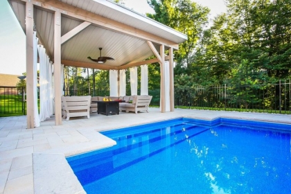 pergola-bois-moderne-voile-rideaux
