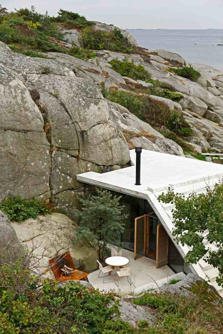 que voir en norvege maison-collee-rochers-couverte-toit-enorme