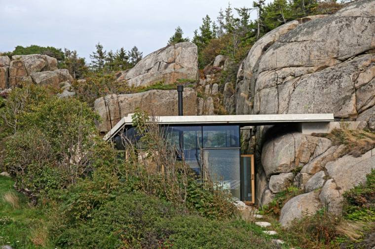 que voir en norvege maison-nichee-rochers-toit-liant-pierres