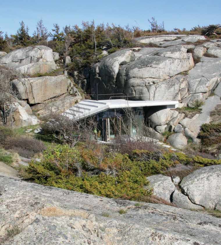 que voir en norvège maison-nichee-rochers