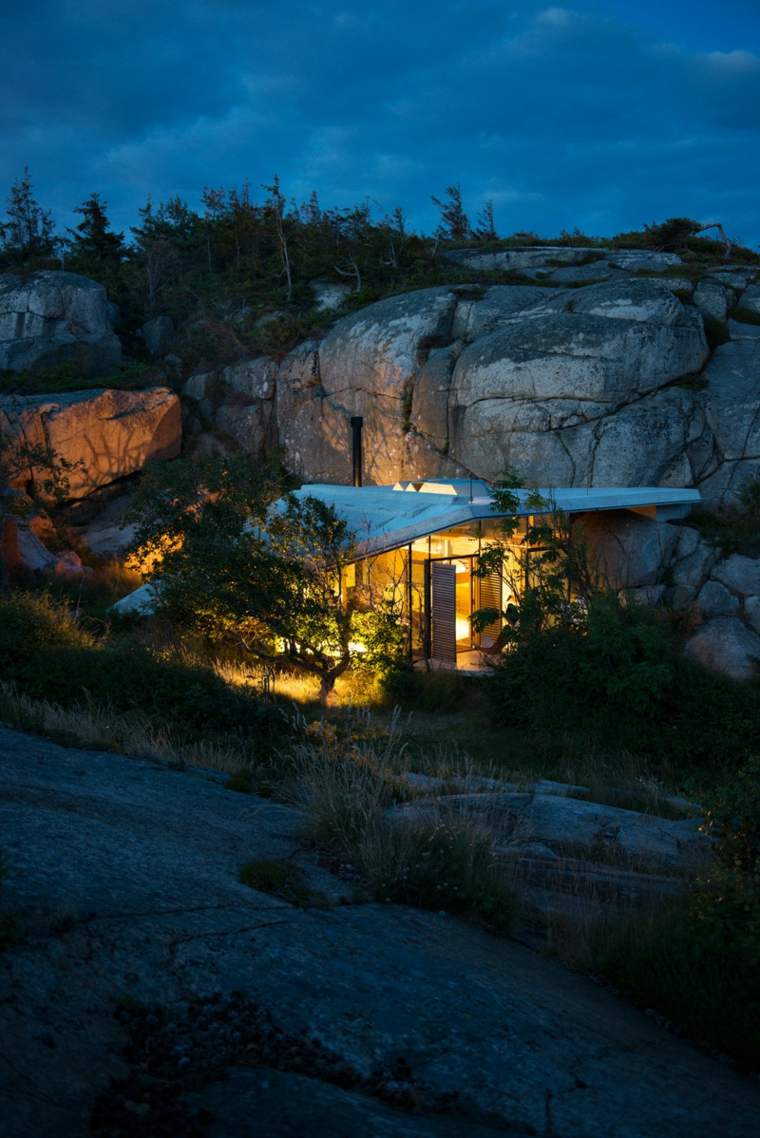 que voir en norvege maison-surprenante-murs-verre-toit-epousant-rochers