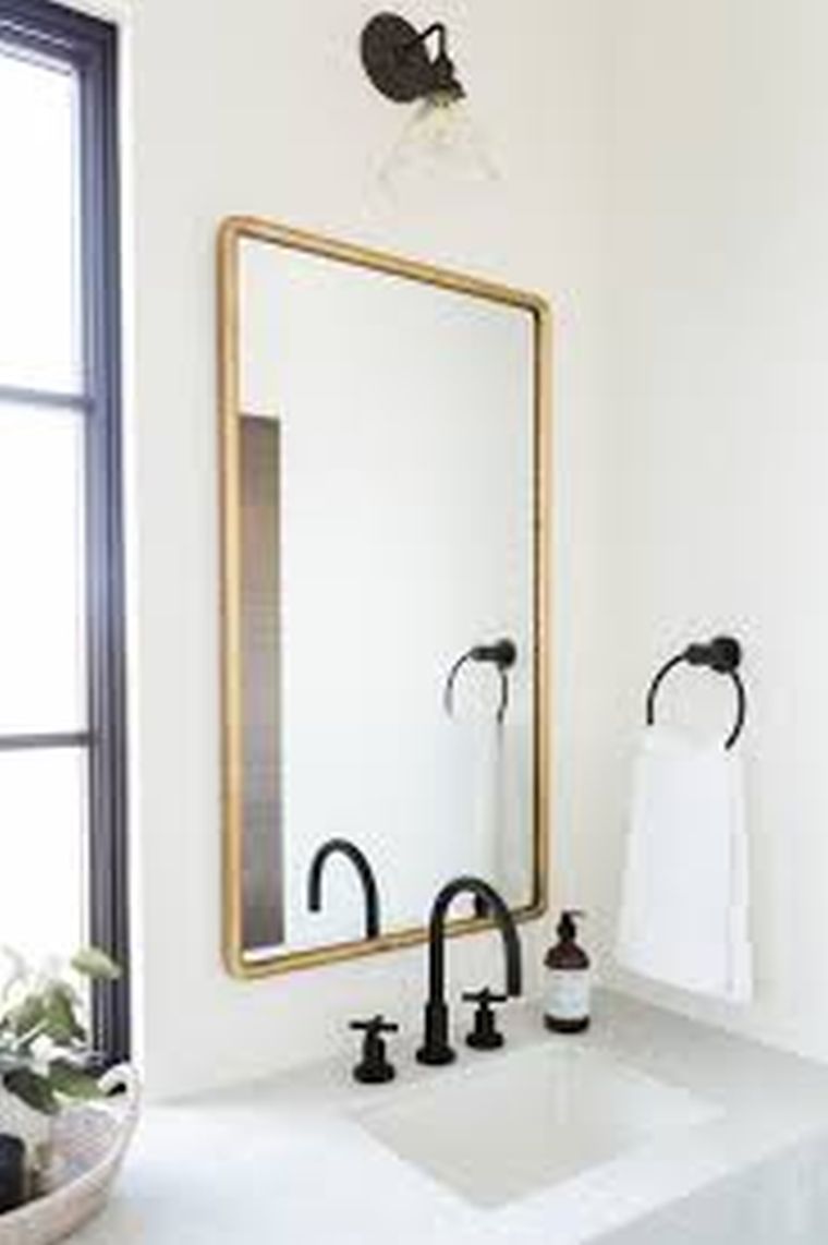 accessoire-tendance-salle-de-bain-couleur-doree-noir