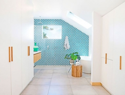 amenagement-petite-salle-de-bain-deco-mur-accent-bleu