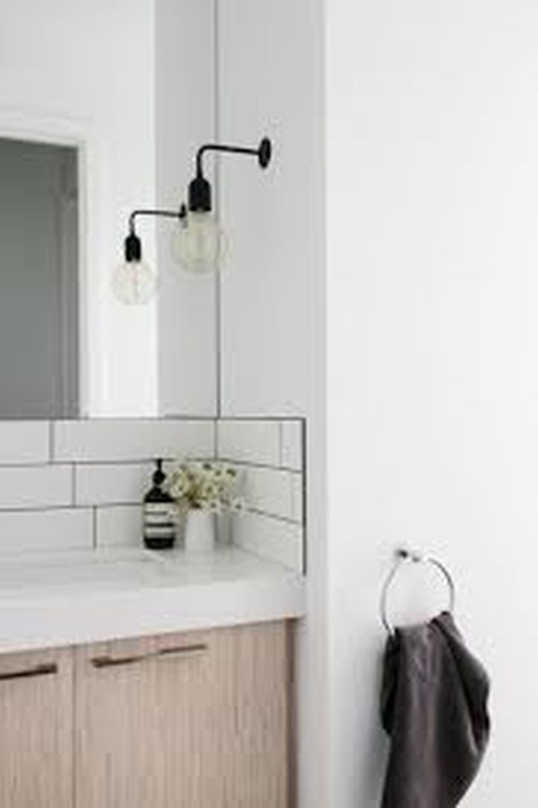 applique-murale-noire-salle-de-bain