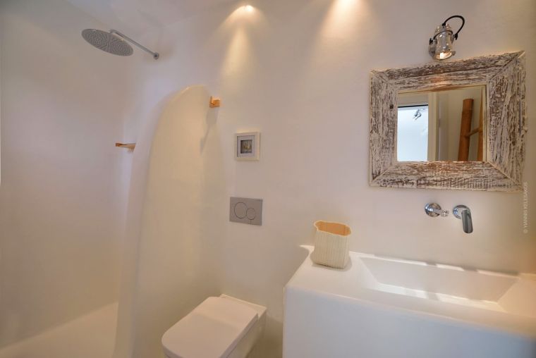 deco-toilette-wc-design-mediterraneen-miroir-bois