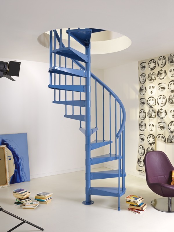 escalier-gain-de-place-moderne-metal-verre-couleur-bleu