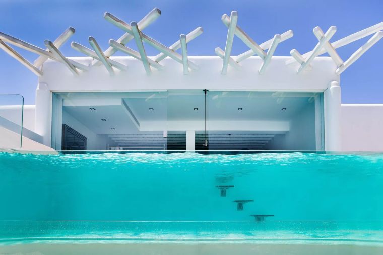 idee-piscine-moderne-paroi-transparente-verre