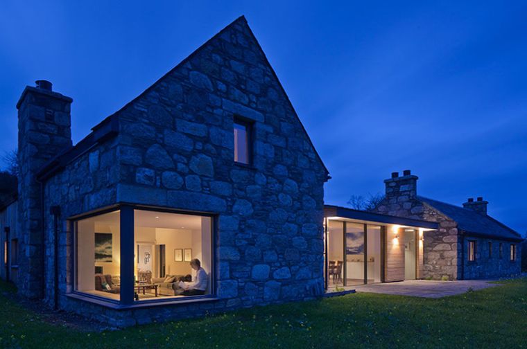 maison-ancienne-moderne-baie-vitree-facade-pierre-renovation