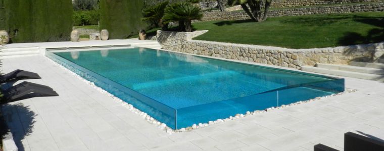 piscine-design-exterieur-paroi-vitree
