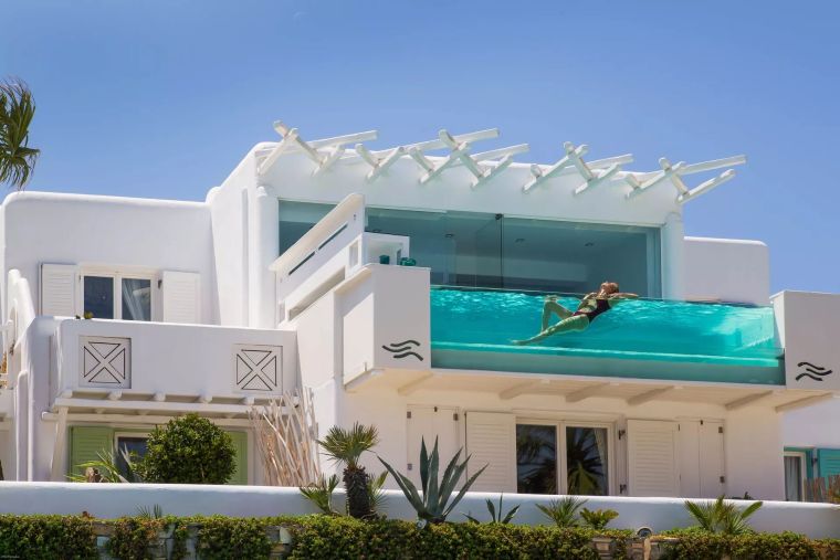 piscine-design-moderne-paroi-vitree-exterieur.webp