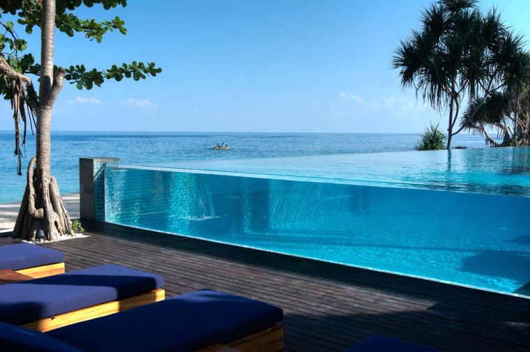 piscine en verre design-moderne-terrasse-hotel-katamaran