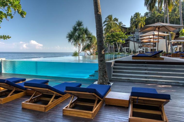 piscine en verre exterieure-moderne-design-katamaran