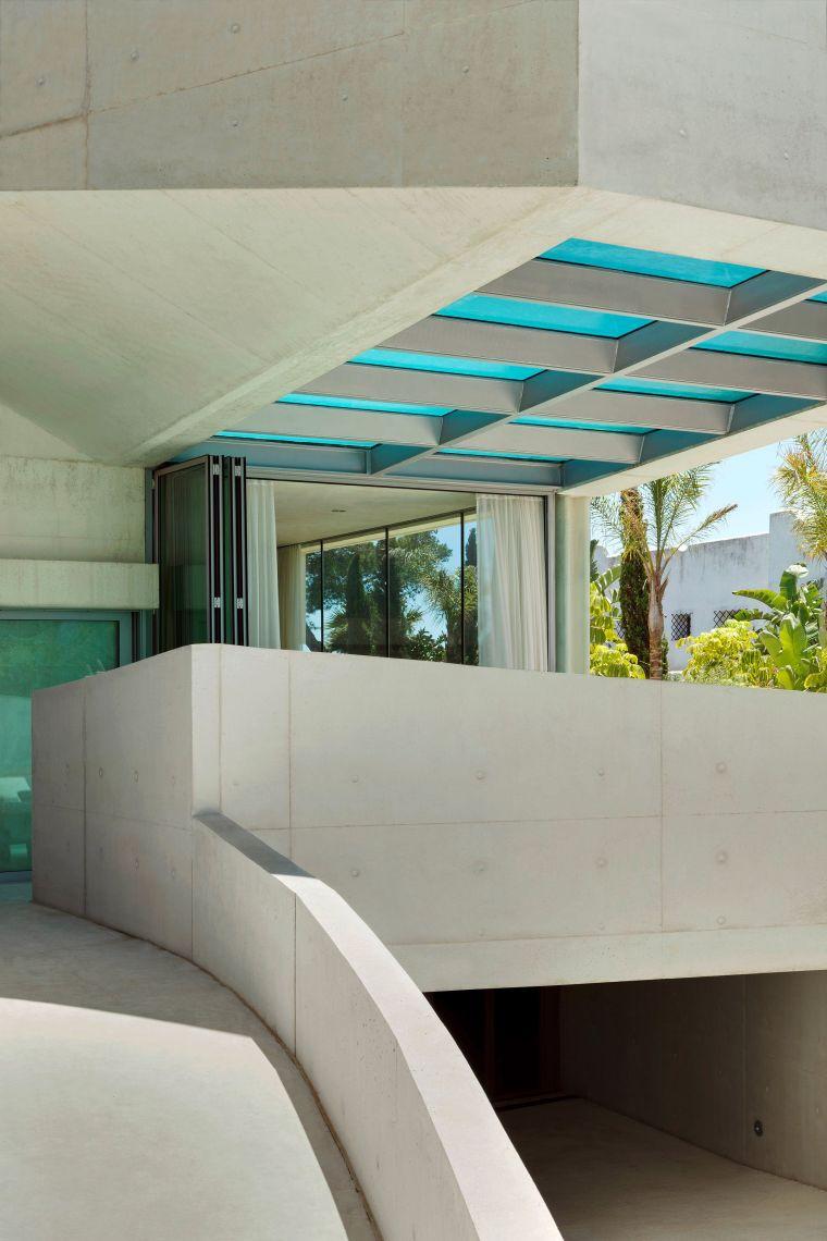 piscine en verre fond-beton