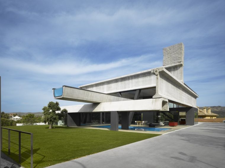 piscine-sur-toit-paroi-transparente-maison-beton