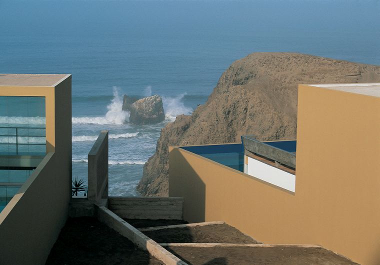 piscine-transparente-maison-design-bord-de-mer