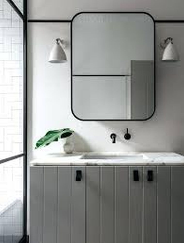 salle-de-bain-deco-tendance-miroir-cadre-noir