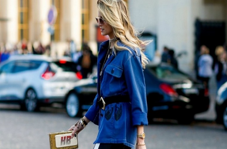 street style femme veste longue bleue ceinture 