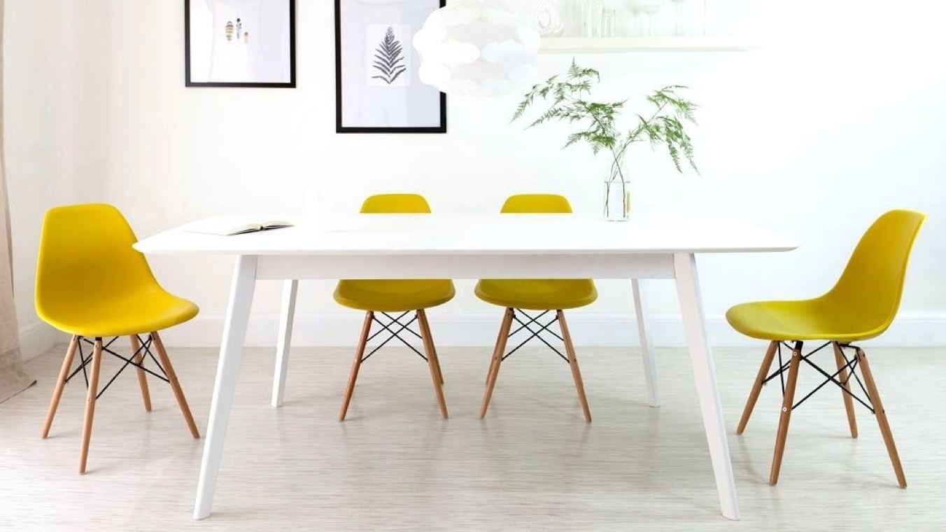 table-a-manger-avec-chaises-jaunes
