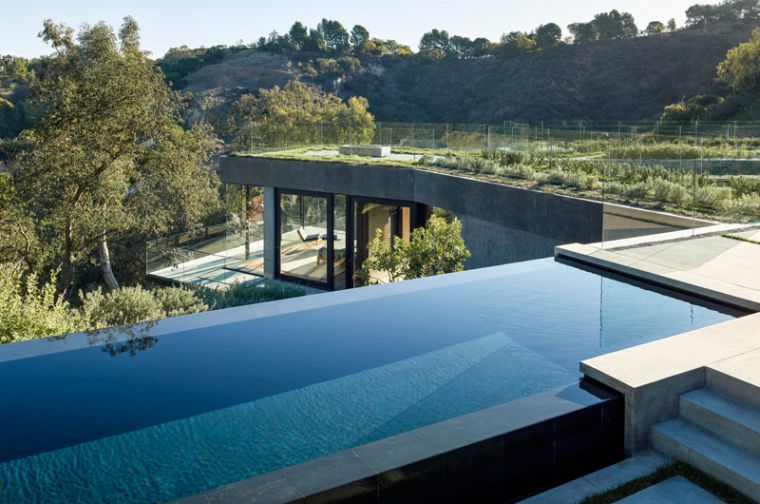villa-d'architecte-plan-moderne-baie-vitree-piscine-sur-toit