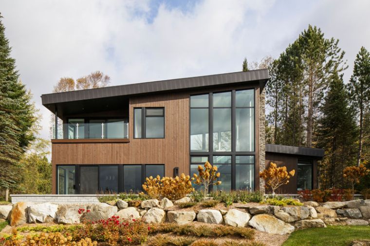 villa-moderne-architecture-exterieur-parement-bois-metal-baie-vitree