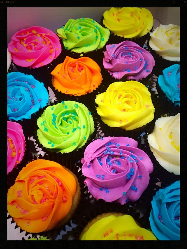 anniversaire fluo party cupcakes-roses