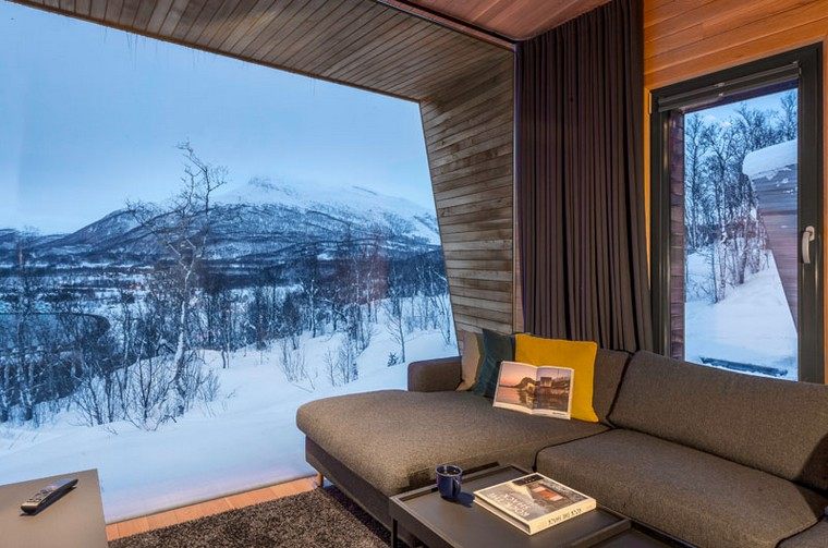 maison en norvège design cabine bois salon canapé