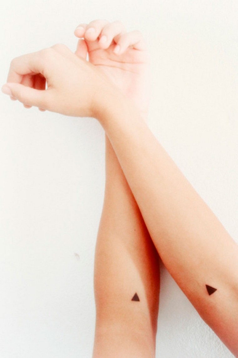 tout petit tatouage original poignet idée tatouage géométrique triangle