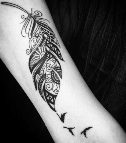 exemple-tatouage-femme-bras-plume