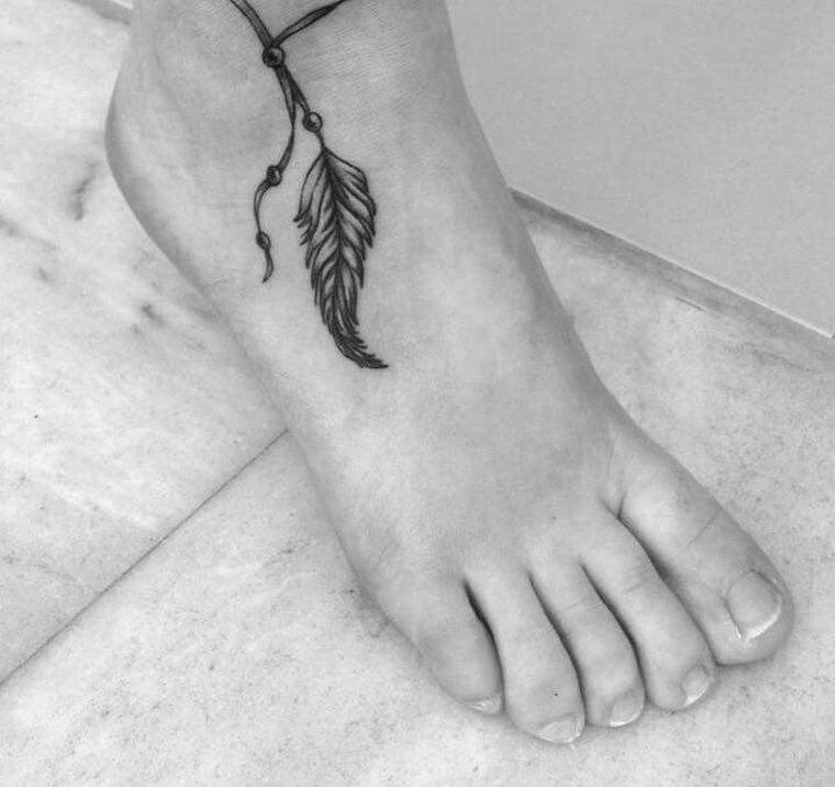 tatouage-bracelet-pied-femme-plume