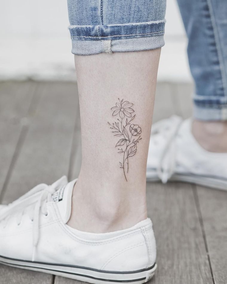 tatouages-femme-fleur-pied