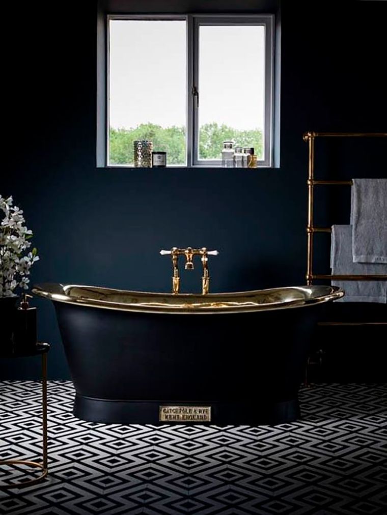 baignoire-noire-salle-de-bain-couleur-peinture-sombre-touche-or