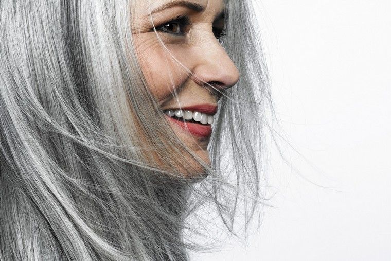 cheveux-gris-argente-grace-naturelle