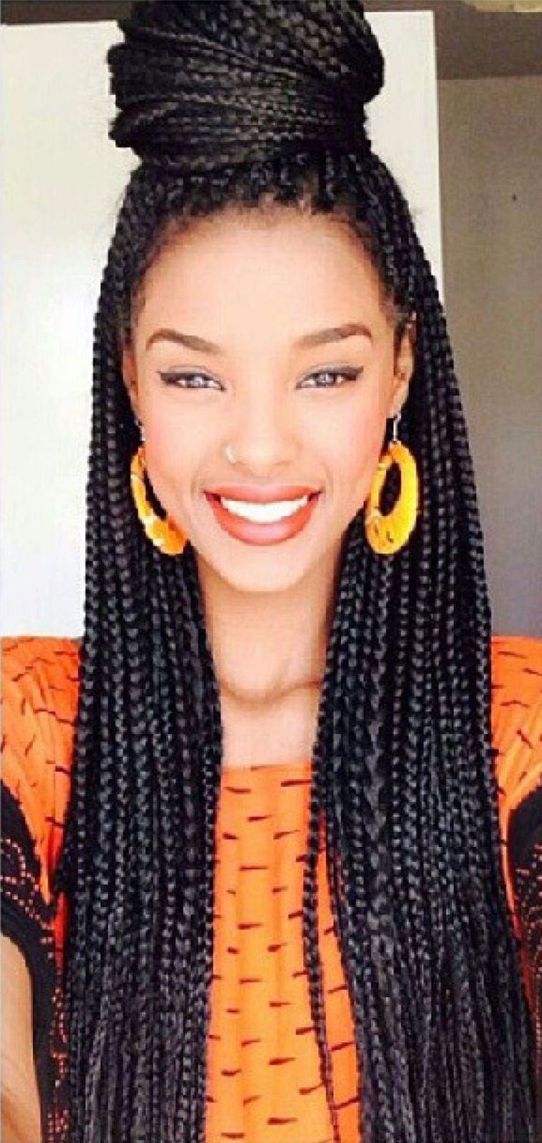 coiffure afro femme cheveux-long-chignon-tresses