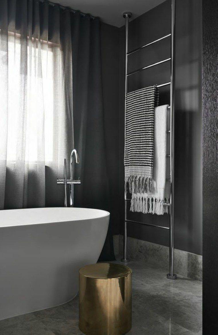 decoration-salle-de-bain-peinture-sombre-design-moderne-echelle