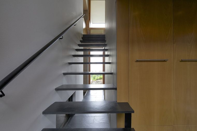 escalier-d'interieur-noir-et-bois-rampe-metal-simcic