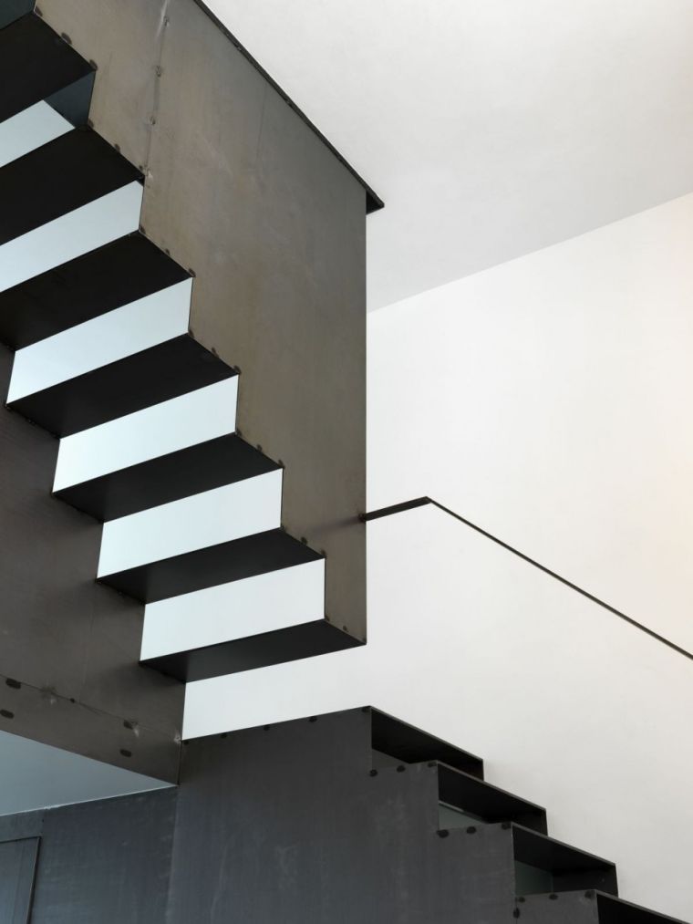 escalier-industriel-peinture-noire-deco-loft-delrosso