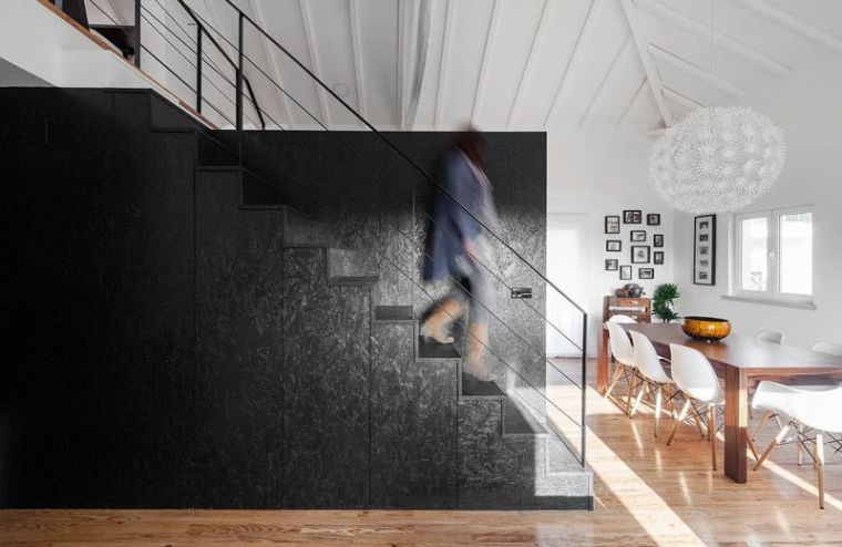 escalier noir bois-couleur-de-peinture-maison-moderne-ines